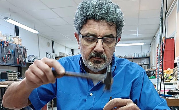 Cristóbal Angulo es la cuarta generación de orfebres.