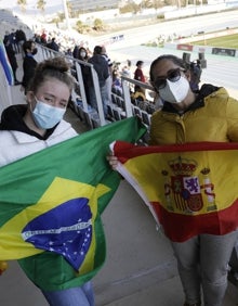 Imagen secundaria 2 - Una aficionada estadounidense (arriba) sigue la salida al campo de dos equipos; sobre estas líneas, el Donau austriaco de rugby femenino, y a la derecha una seguidora brasileña con otra española. 