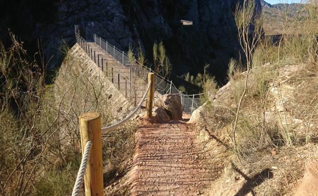 Sendero habilitado hacia la Presa de los Caballeros.