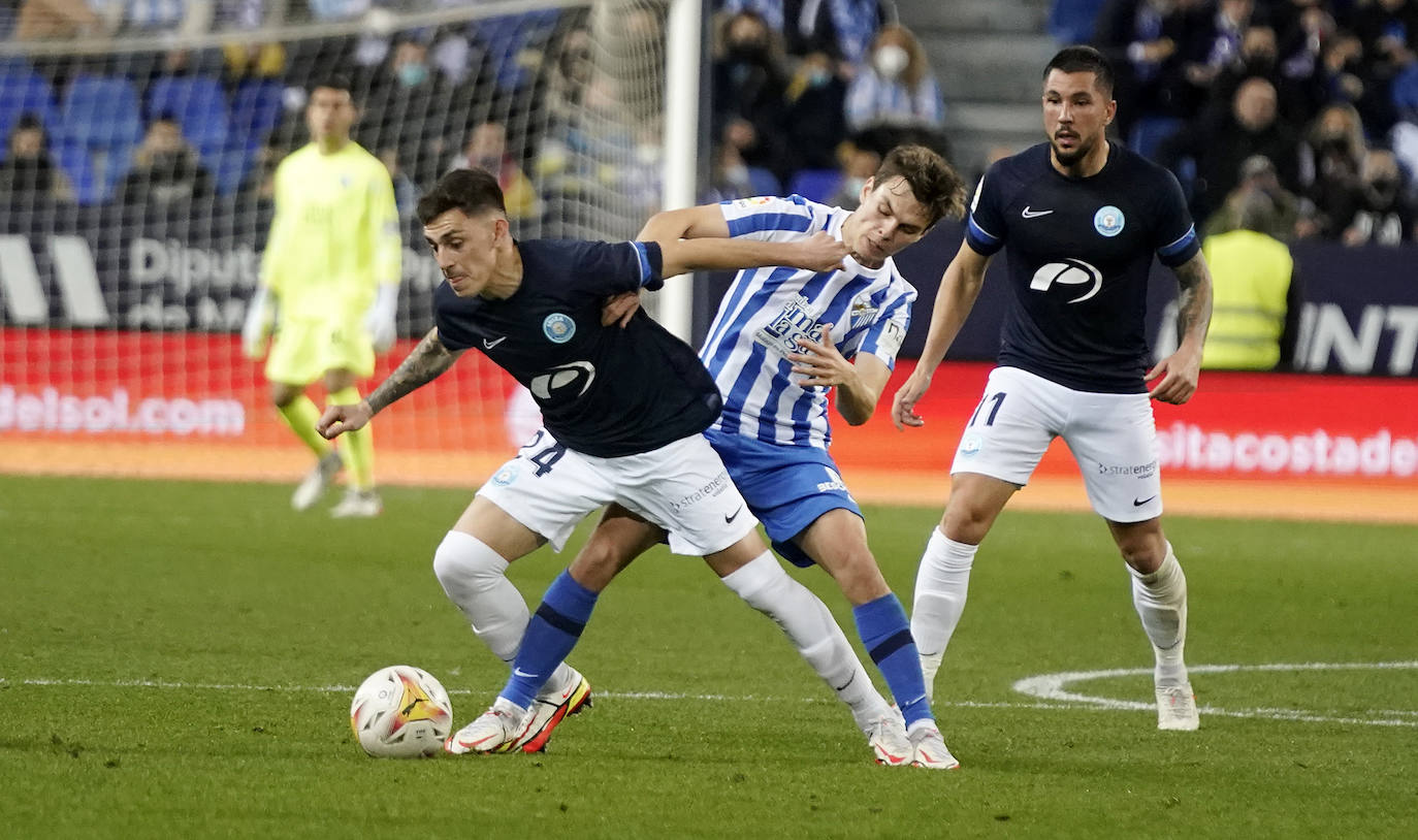 El Málaga encaja una abultada derrota ante su afición (0-5). 