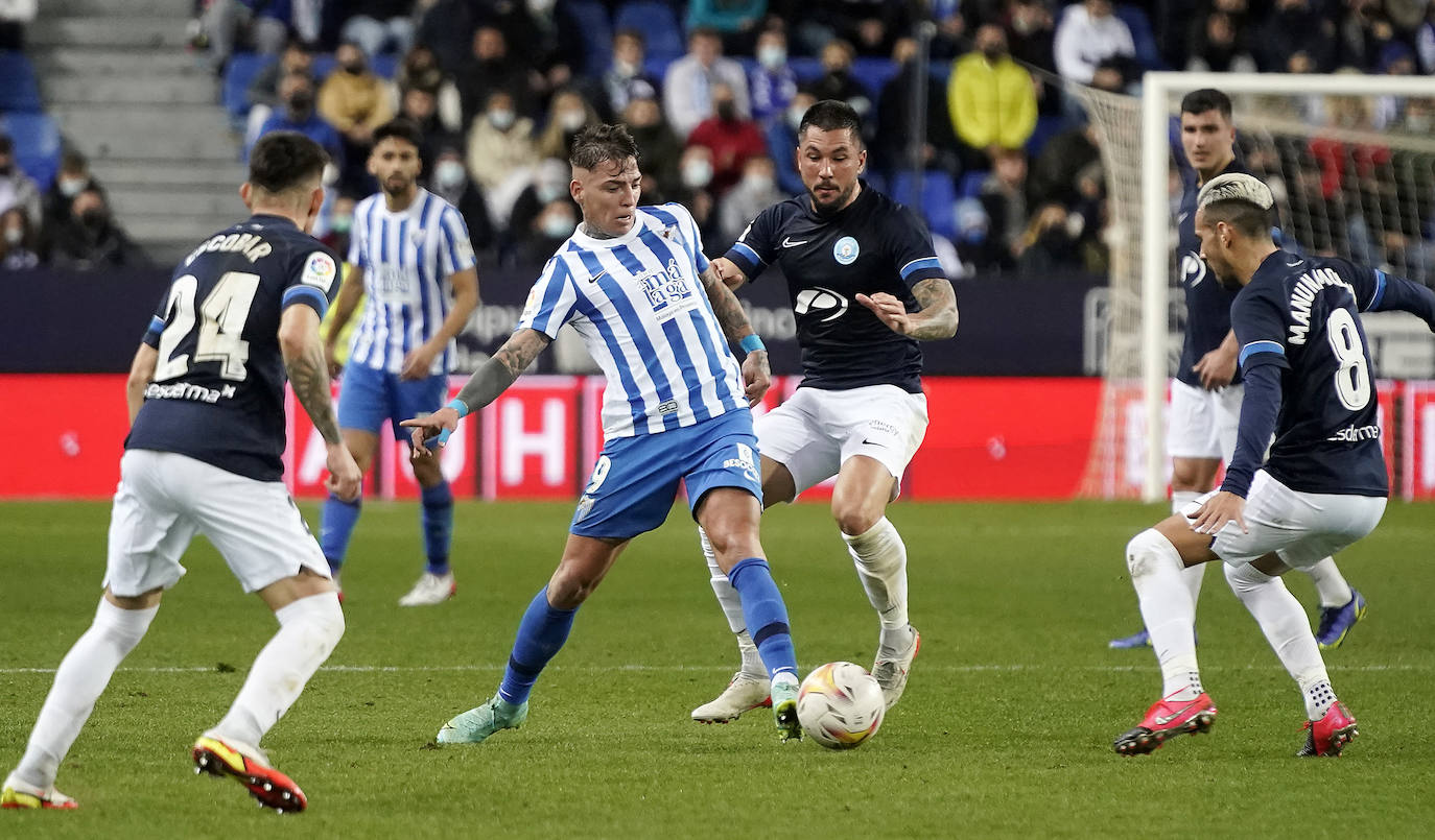 El Málaga encaja una abultada derrota ante su afición (0-5). 