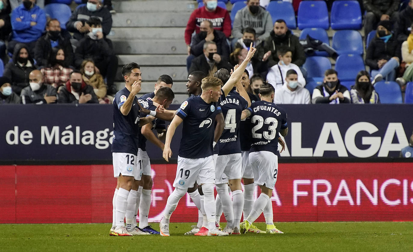 El Málaga encaja una abultada derrota ante su afición (0-5). 