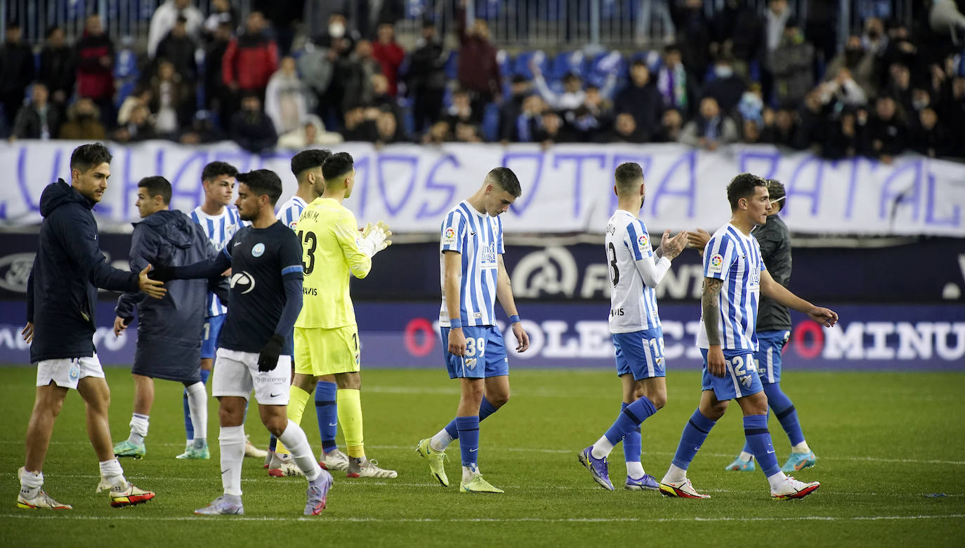 El Málaga encaja una abultada derrota ante su afición (0-5). 