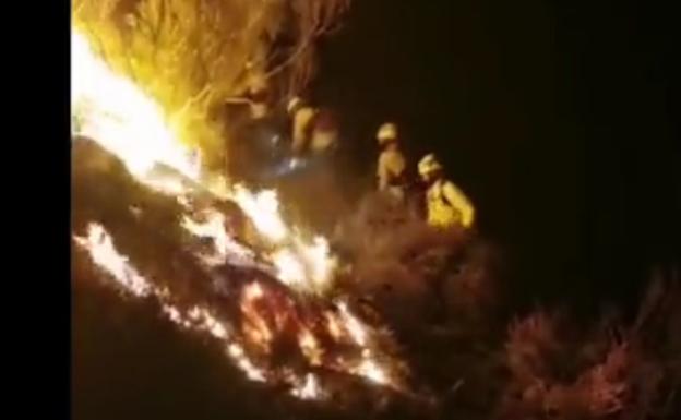 Bomberos trabajando en la zona.