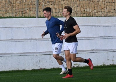 Imagen secundaria 1 - Francis Guerrero, en el innovador local del Marbella Football Center, entrenándose con balón en sus instalaciones y corriendo junto al exmalaguista Juanpi. 