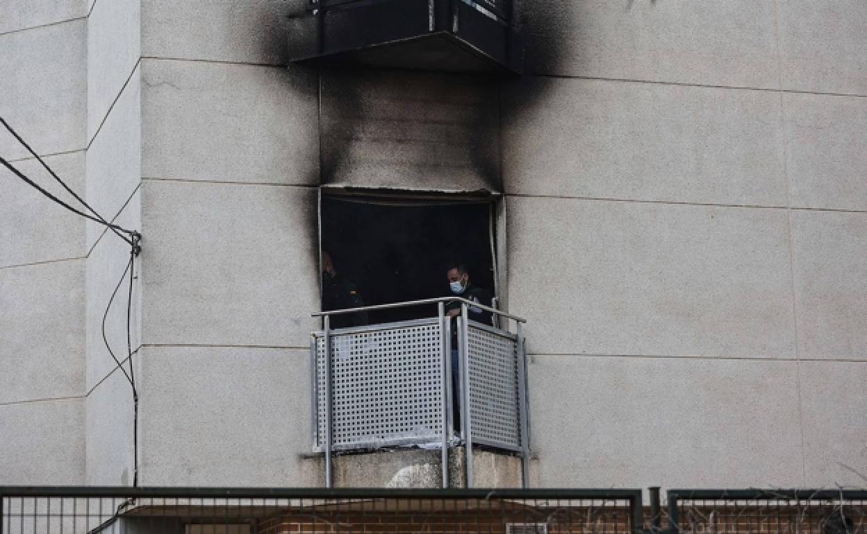 Los investigadores inspeccionan la residencia donde se produjo el incendio en Moncada (Valencia).