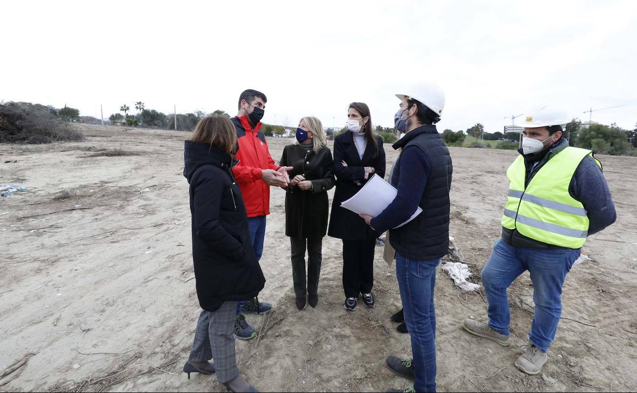 La delegada del Gobierno andaluz, Patricia Navarro, junto con la delegada territorial de Educación y Deportes, Mercedes García Paine, y la alcaldesa de Marbella, María Ángeles Muñoz, conversando con el presidente del Ampa Los Molineros, Antonio Maíz. 