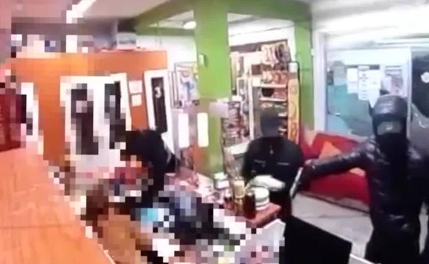 Tres encapuchados atracan a punta de pistola un locutorio en Marbella