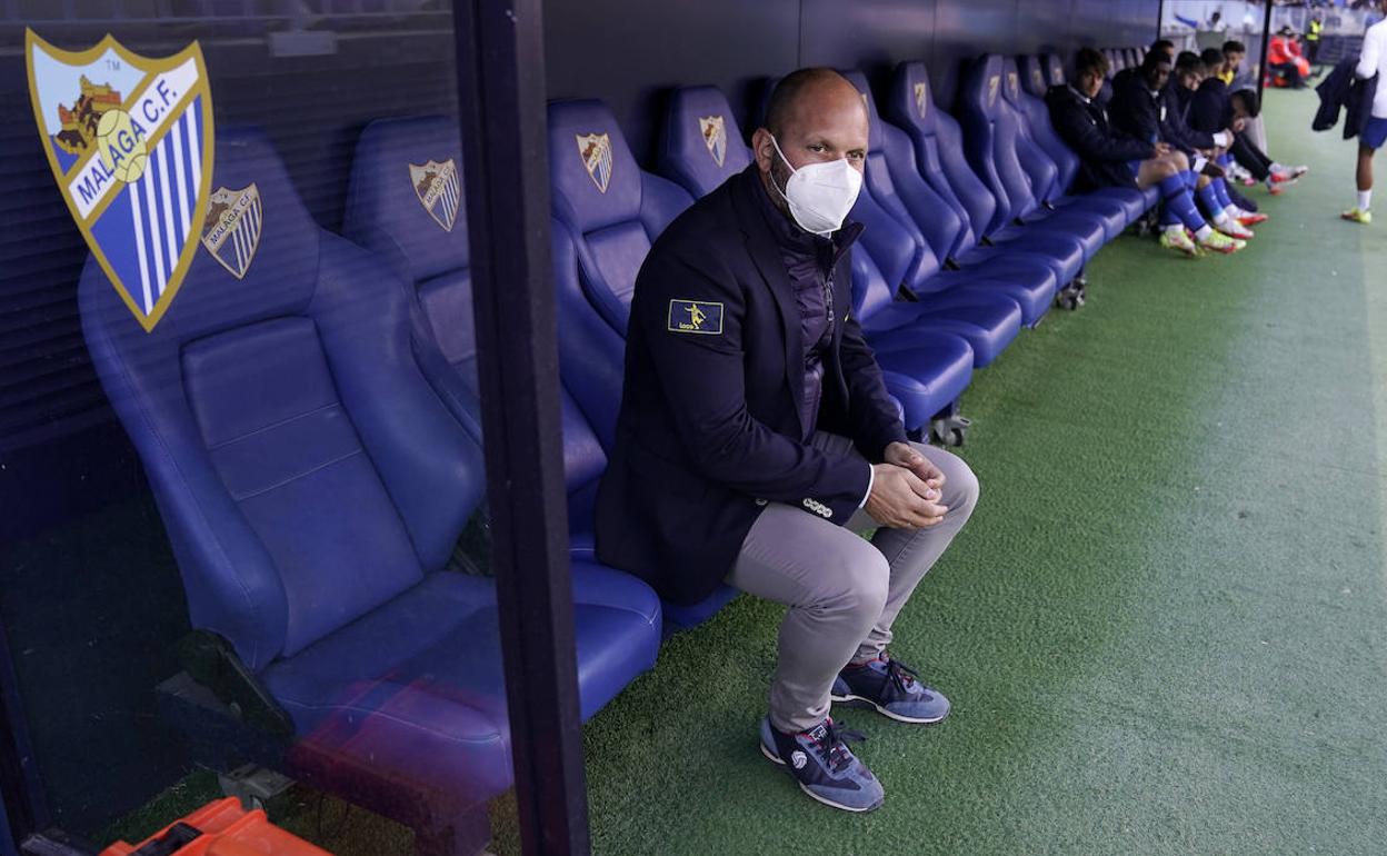 El entrenador José Alberto López, en el banquillo local de La Rosaleda.