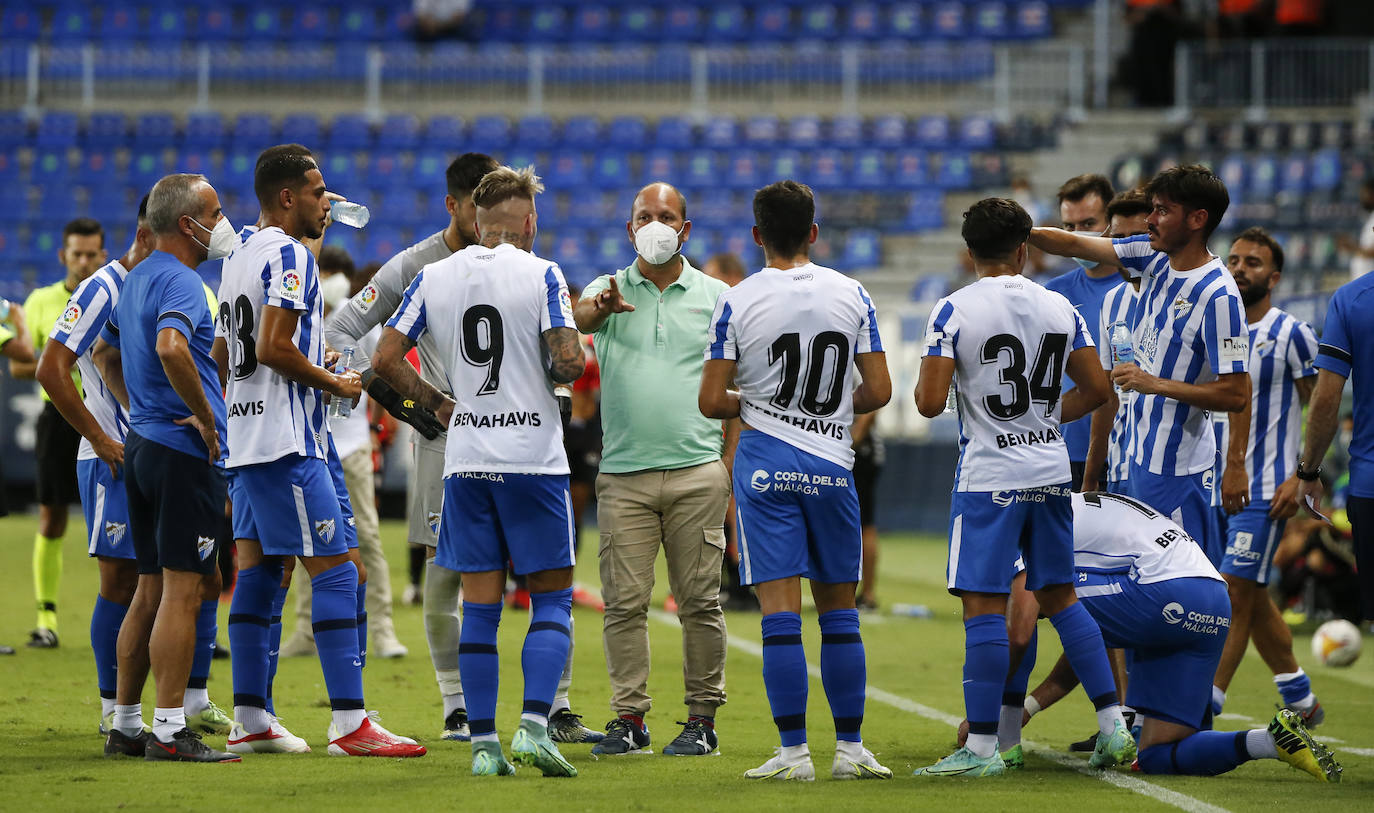 El Málaga despide a José Alberto. El club toma esta decisión tras el batacazo que ha supuesto la dolorosa derrota contra el Ibiza por 0-5, el pasado sábado en La Rosaleda. De esta forma acaba la etapa del entrenador asturiano al frente del equipo blanquiazul, al que ha dirigido durante 26 partidos (24 de Liga y 2 de Copa) con un balance de nueve victorias, siete empates y diez derrotas desde su llegada el pasado verano.