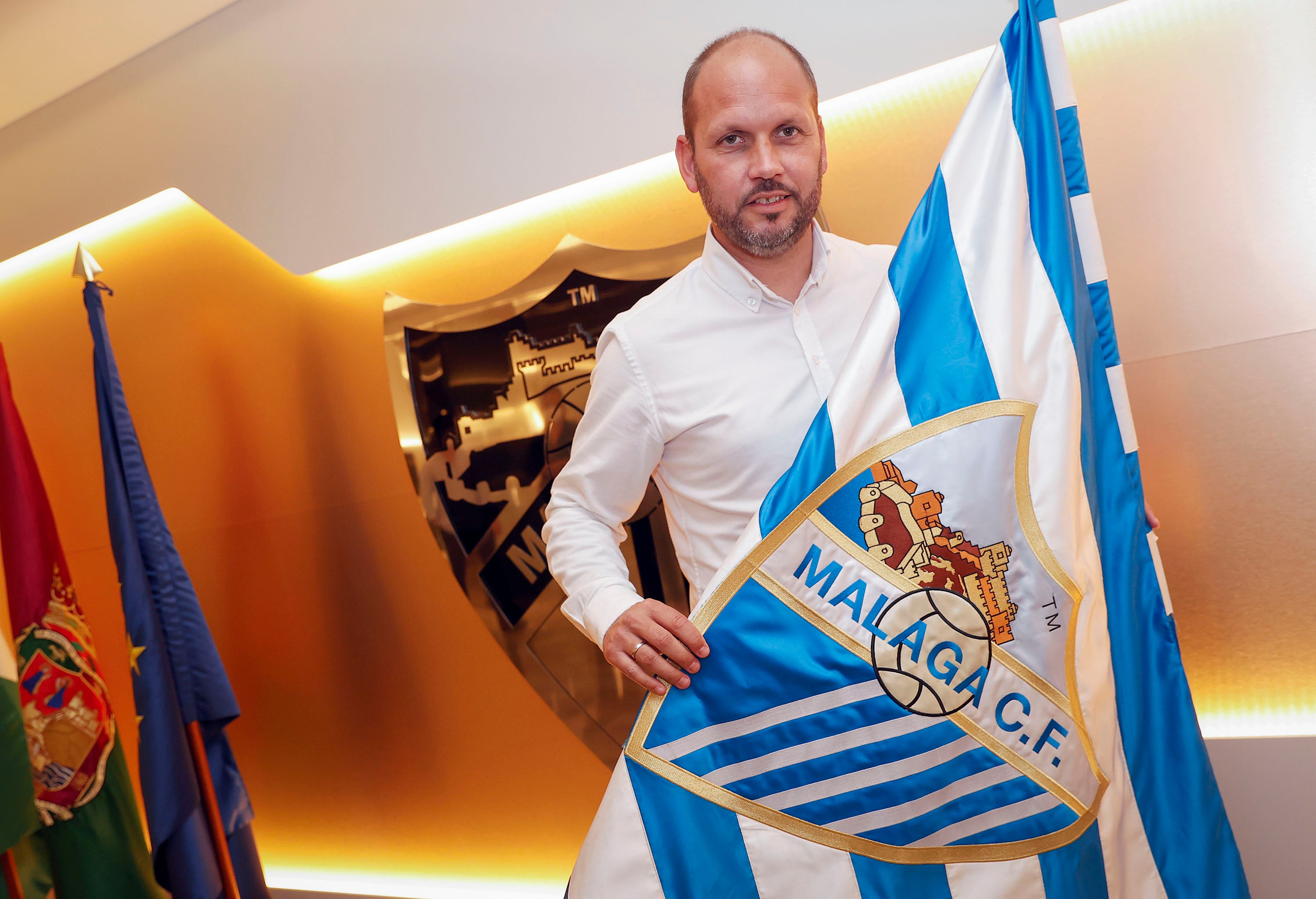 El Málaga despide a José Alberto. El club toma esta decisión tras el batacazo que ha supuesto la dolorosa derrota contra el Ibiza por 0-5, el pasado sábado en La Rosaleda. De esta forma acaba la etapa del entrenador asturiano al frente del equipo blanquiazul, al que ha dirigido durante 26 partidos (24 de Liga y 2 de Copa) con un balance de nueve victorias, siete empates y diez derrotas desde su llegada el pasado verano.