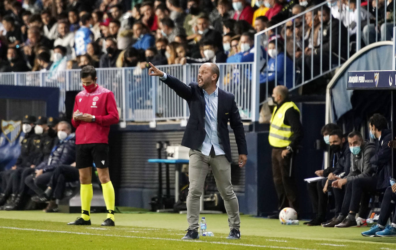 El Málaga despide a José Alberto. El club toma esta decisión tras el batacazo que ha supuesto la dolorosa derrota contra el Ibiza por 0-5, el pasado sábado en La Rosaleda. De esta forma acaba la etapa del entrenador asturiano al frente del equipo blanquiazul, al que ha dirigido durante 26 partidos (24 de Liga y 2 de Copa) con un balance de nueve victorias, siete empates y diez derrotas desde su llegada el pasado verano.