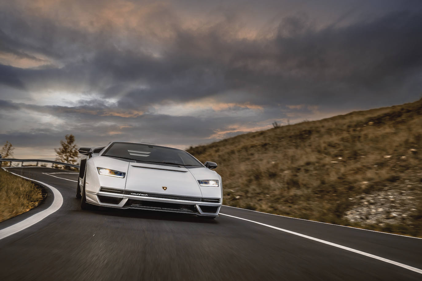 Fotos: El nuevo Lamborghini Countach LPI 800-4 sale a la carretera