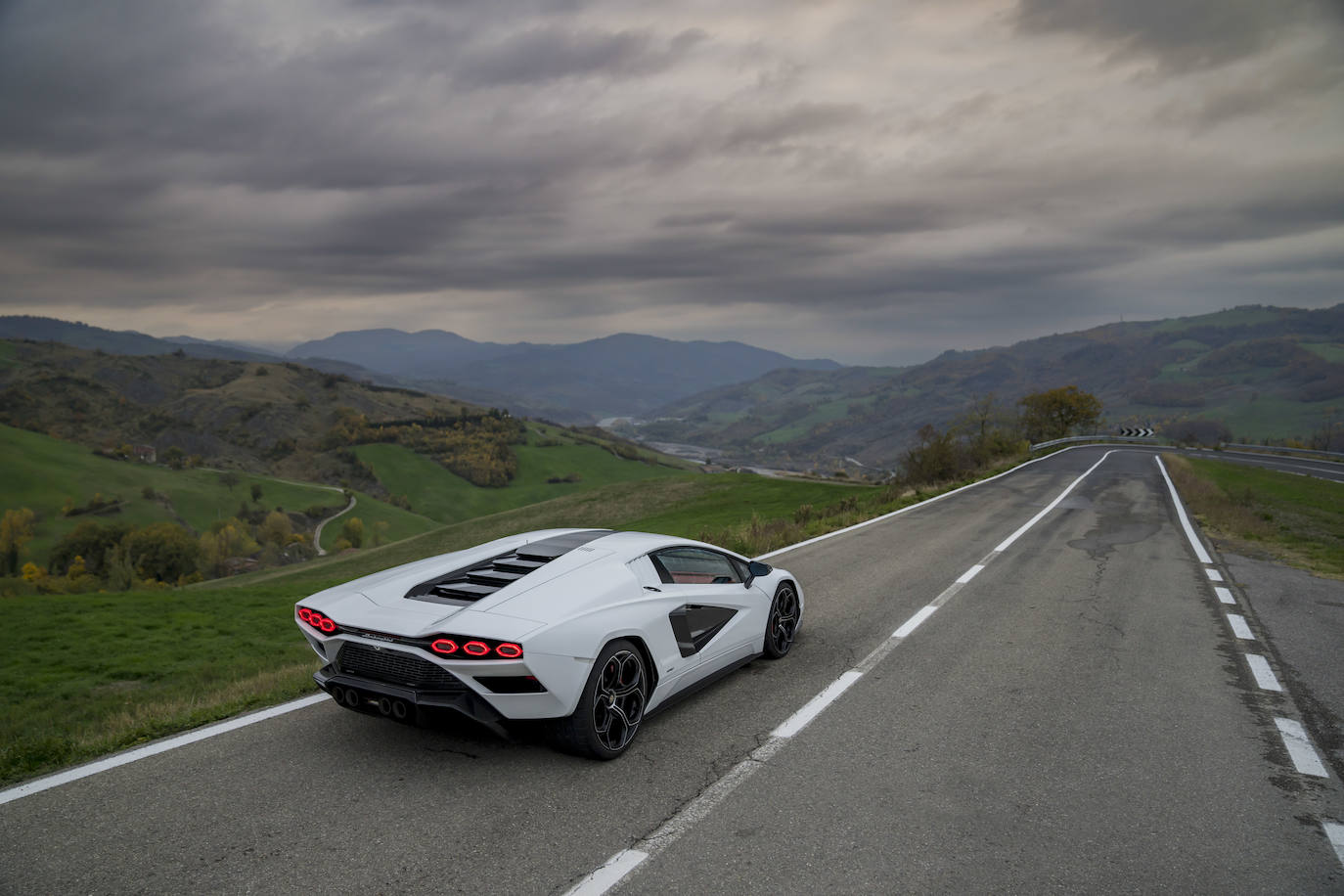 Fotos: El nuevo Lamborghini Countach LPI 800-4 sale a la carretera