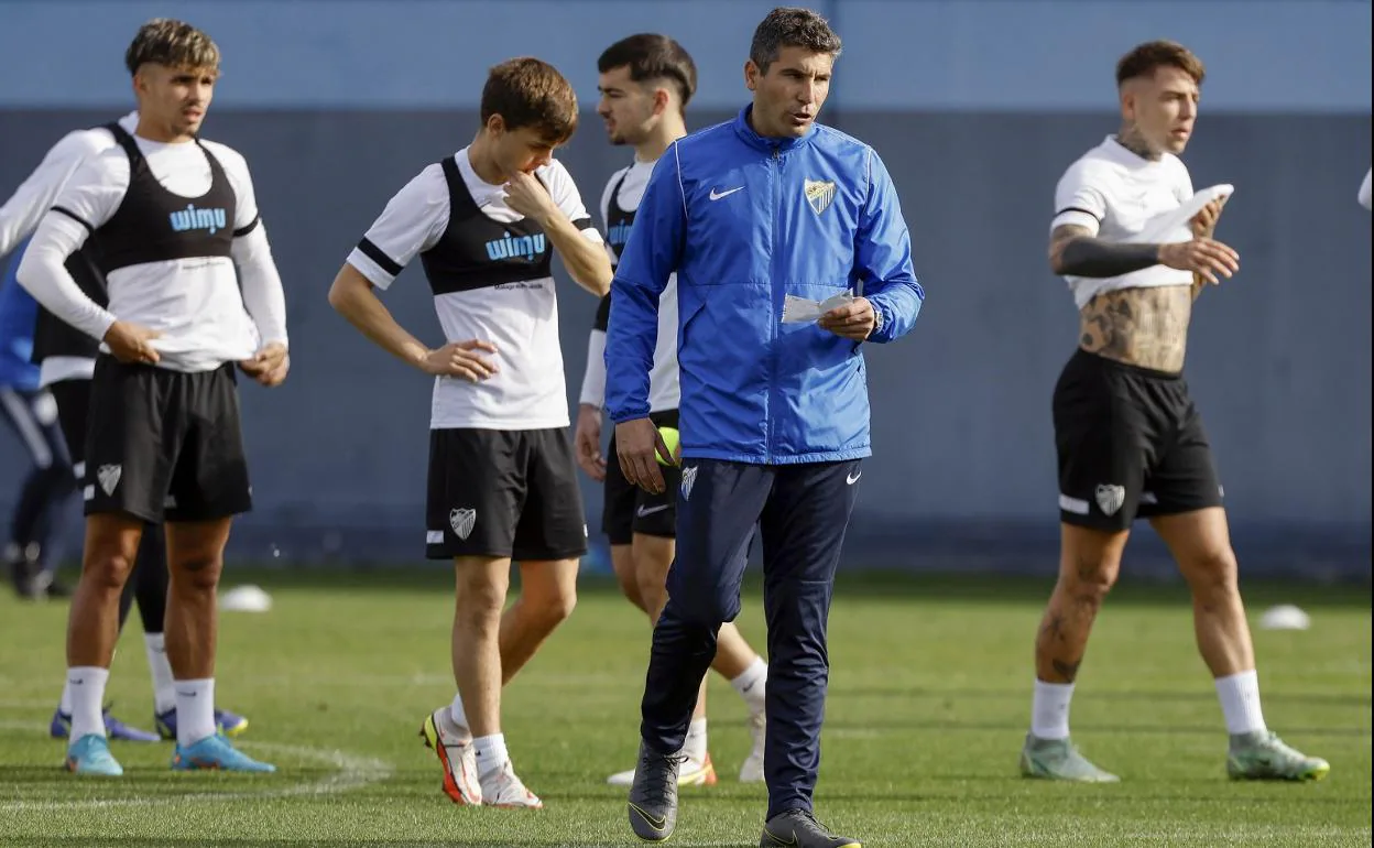 Juanfran Funes dirige su primera sesión como entrenador interino del primer equipo del Málaga este martes en La Rosaleda.