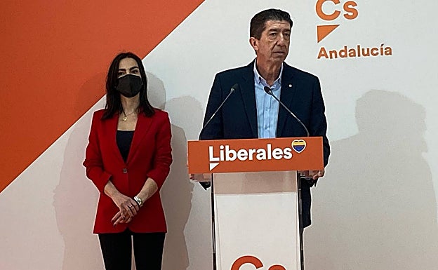 La portavoz parlamentaria, Teresa Pardo, y Juan Marín en la sede autonómica de Ciudadanos. 