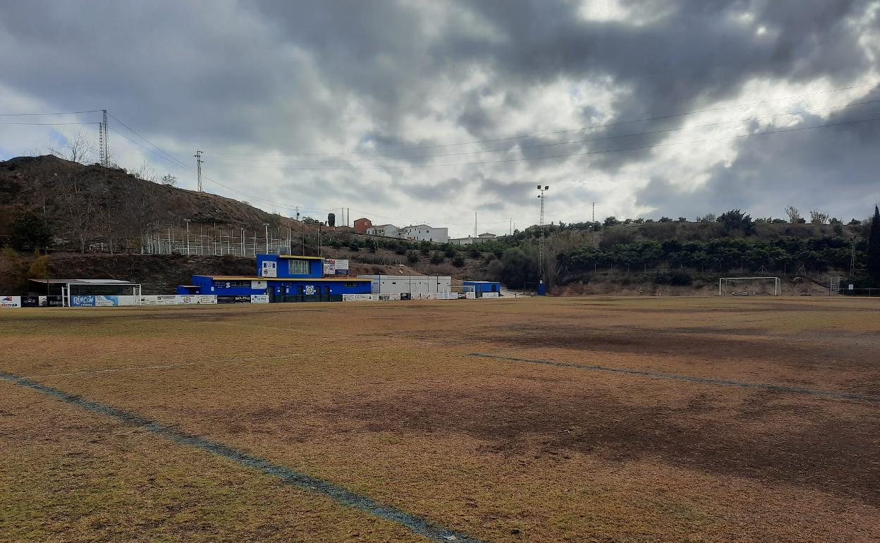 Imagen del campo de fútbol de Almayate, construido hace más de tres décadas. 