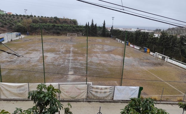 Imagen principal - Tres imágenes del estado en el que quedó el campo de fútbol tras las lluvias de las pasadas navidades. 