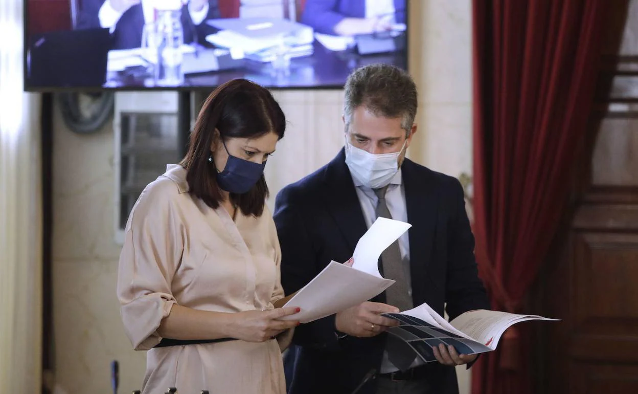 Noelia Losada y Carlos Conde, en el Salón de Plenos en una imagen de archivo. 