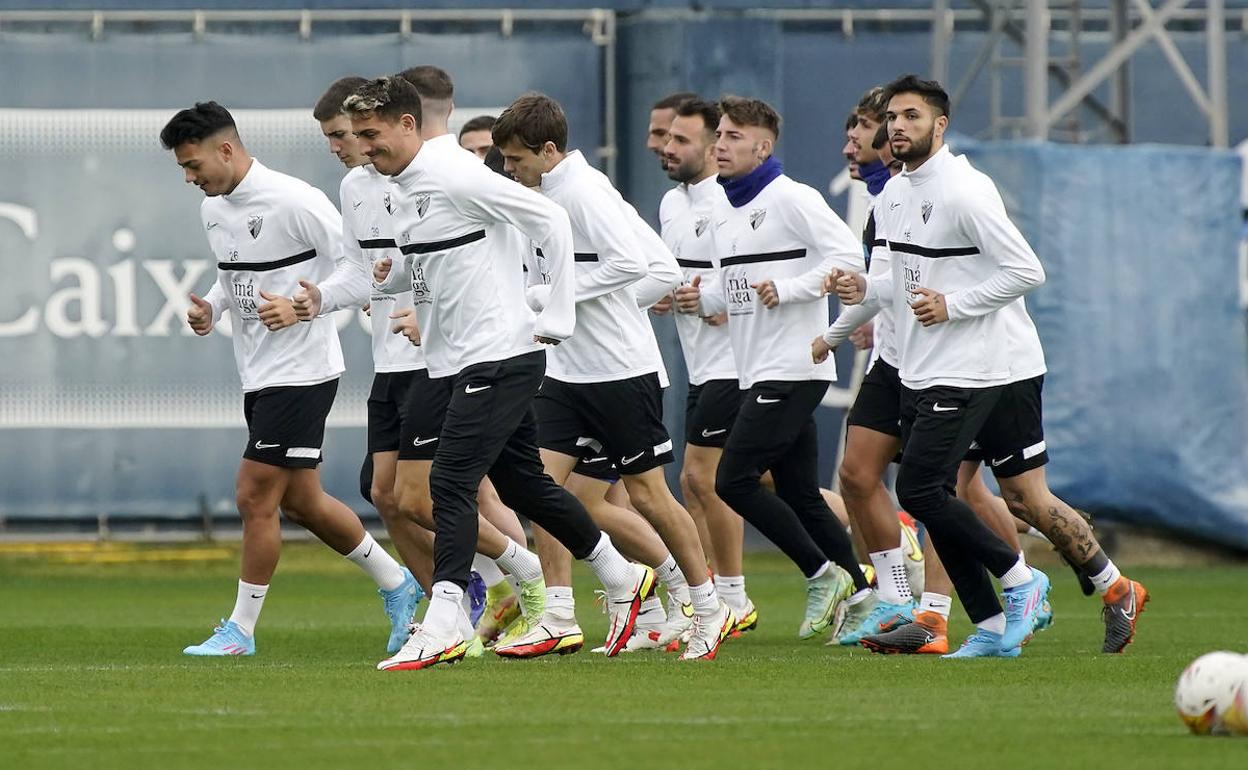 Un grupo de jugadores del Málaga realizan carrera continua en el entrenamiento de este miércoles en el Anexo de La Rosaleda.