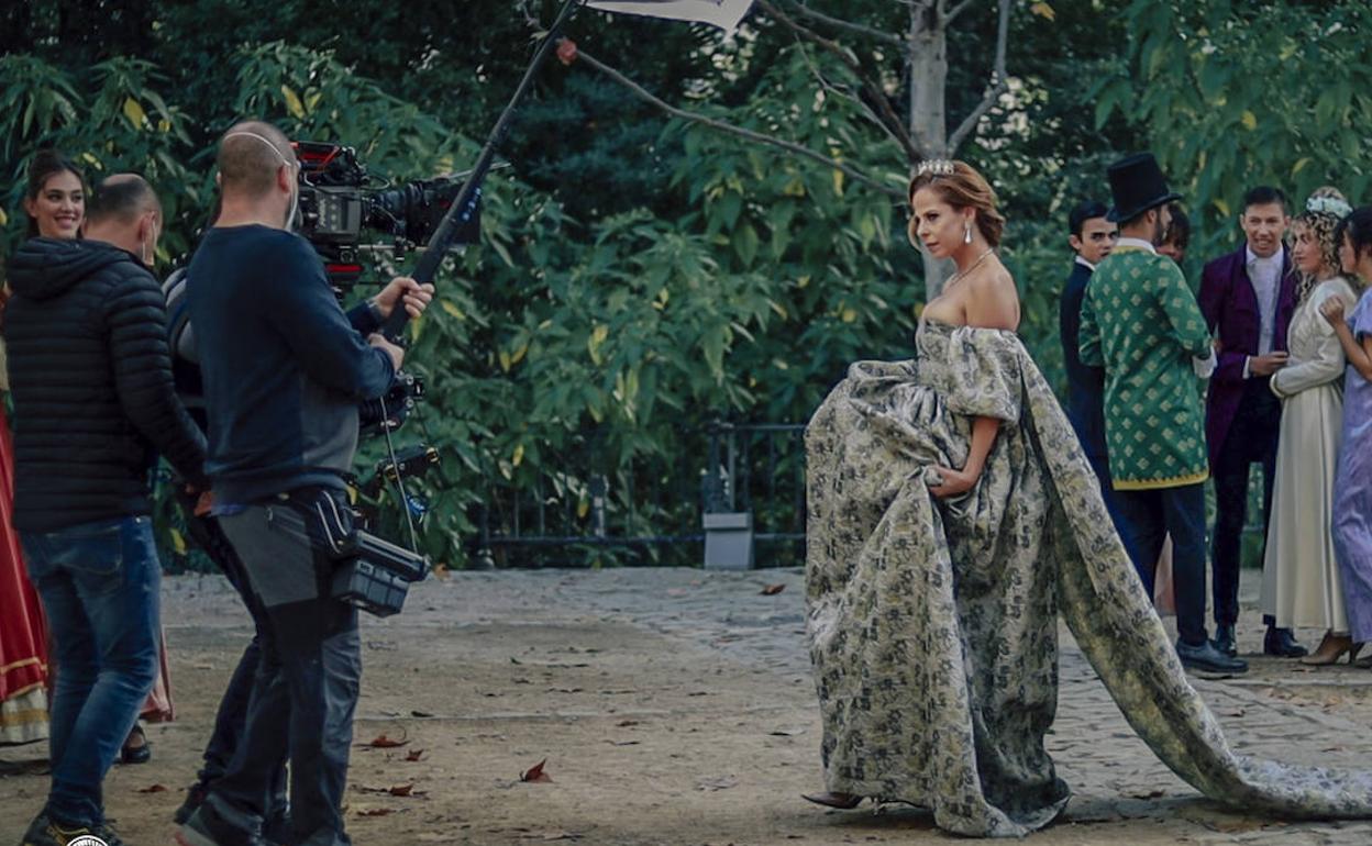 Pastora Soler en el rodaje de su videoclip 'Que hablen de mí' en el Jardín de la Concepción. 