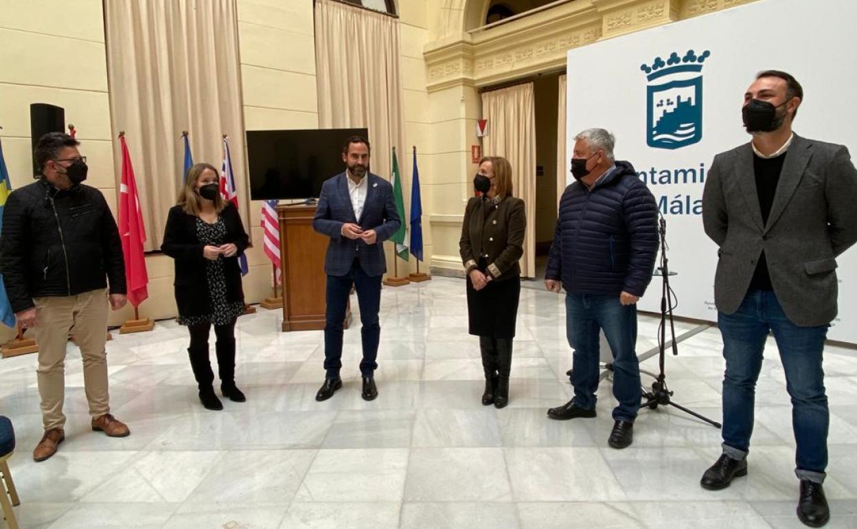 Pérez, en el patio de banderas, junto a sus ediles, presentaba ayer la iniciativa sobre la plusvalía.