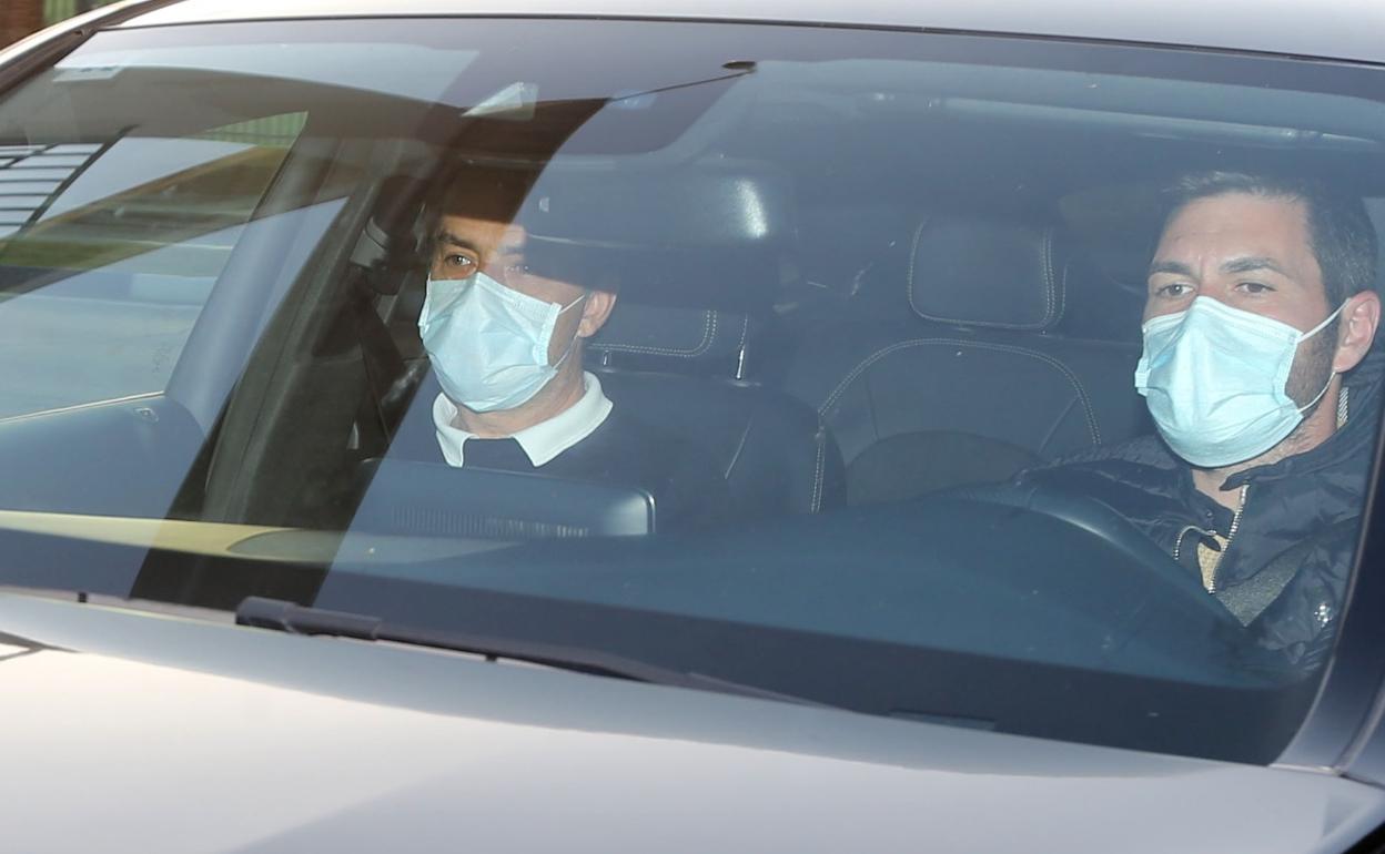 El entrenador Natxo González, a la entrada de La Rosaleda (en el asiento de copiloto) para firmar con el Málaga este jueves.