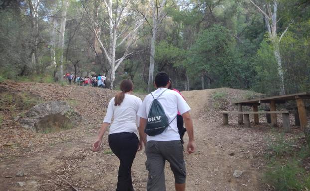 Senderistas en el área recreativa de la Raja Ancha.