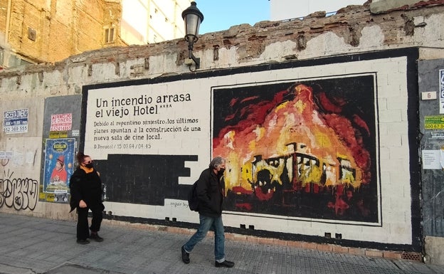 Grafitti de Deucrol que ironiza con que un incendio acaba con el hotel para construir un cine. 