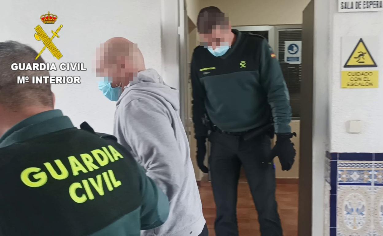 Los agentes de la Guardia Civil con el detenido. 