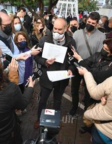 Imagen secundaria 2 - Padres y alumnos de Marbella se manifiestan ante el Ayuntamiento para pedir que se cumplan los plazos del nuevo instituto de Las Chapas