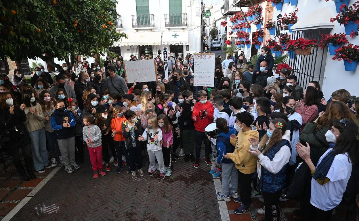 Alumnos y padres se han manifestado frente al Ayuntamiento. 