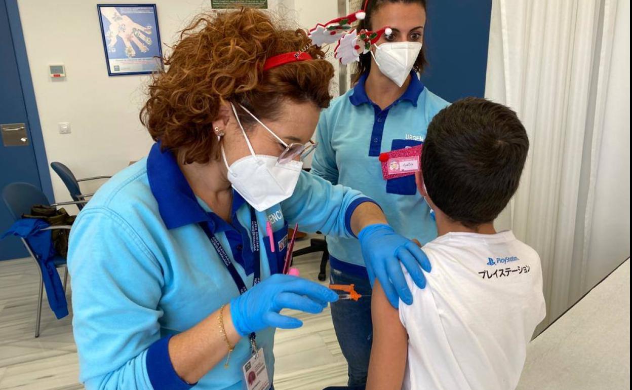 Imagen de archivo de una vacunación infantil contra el Covid. 