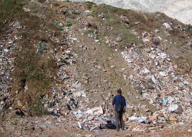 Imagen secundaria 1 - Tres imágenes del vertedero en la última década, antes de la restauración realizada en este último año. 