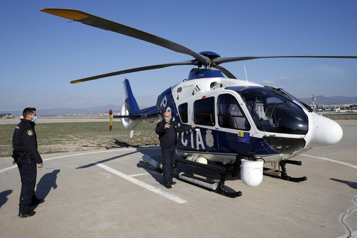 La Unidad de Medios Aéreos de la Policía Nacional creada en Málaga en el 86 cuenta con su helicóptero y un equipo de drones para perseguir la delincuencia