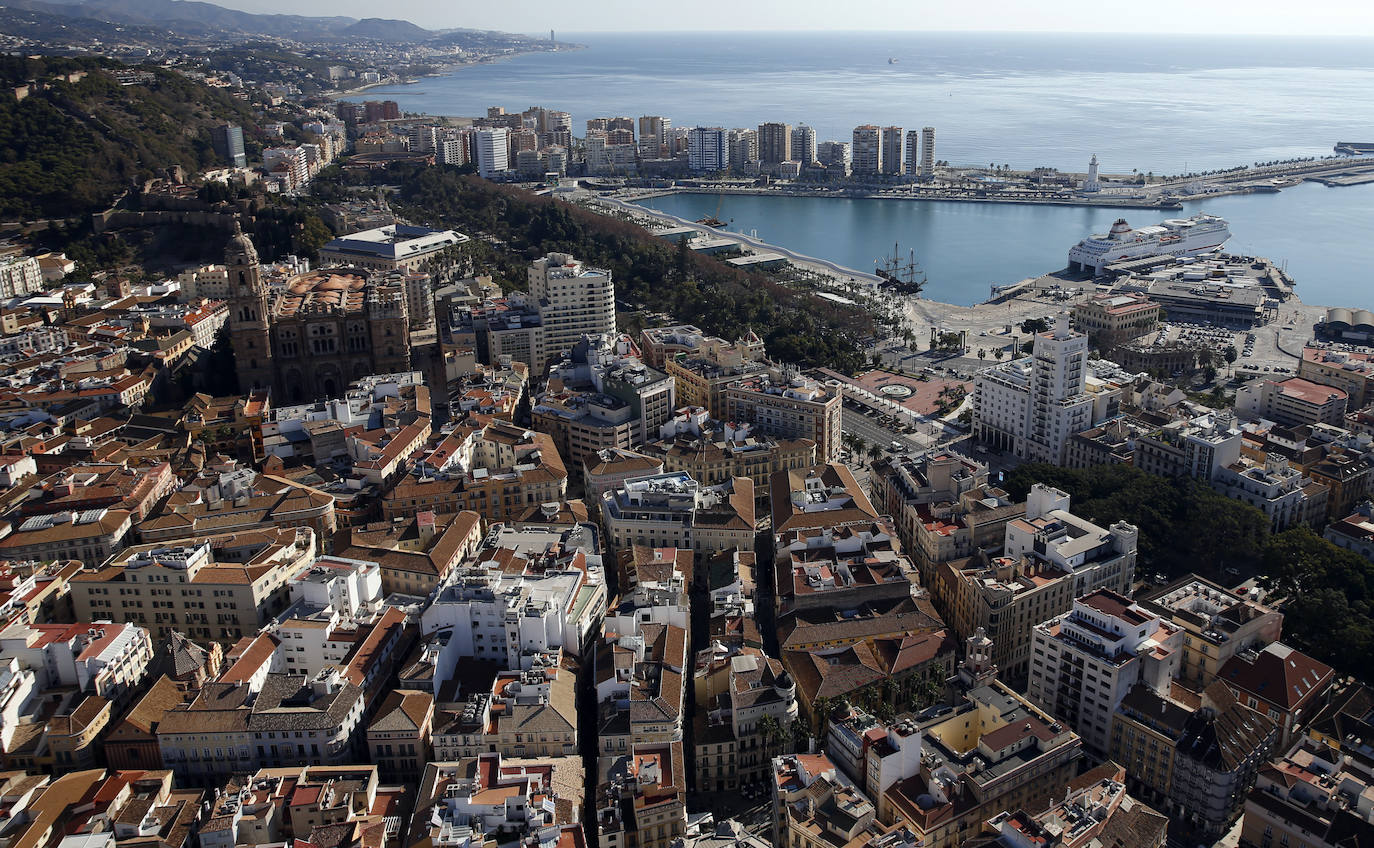 La Unidad de Medios Aéreos de la Policía Nacional creada en Málaga en el 86 cuenta con su helicóptero y un equipo de drones para perseguir la delincuencia