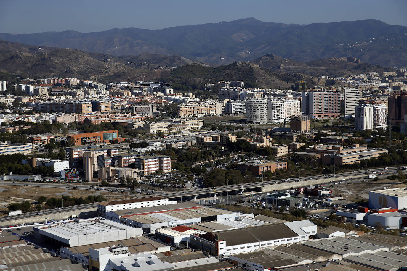 La Unidad de Medios Aéreos de la Policía Nacional creada en Málaga en el 86 cuenta con su helicóptero y un equipo de drones para perseguir la delincuencia