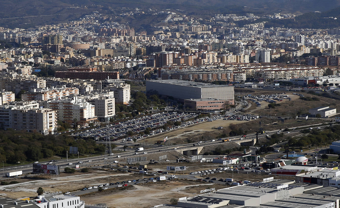 La Unidad de Medios Aéreos de la Policía Nacional creada en Málaga en el 86 cuenta con su helicóptero y un equipo de drones para perseguir la delincuencia