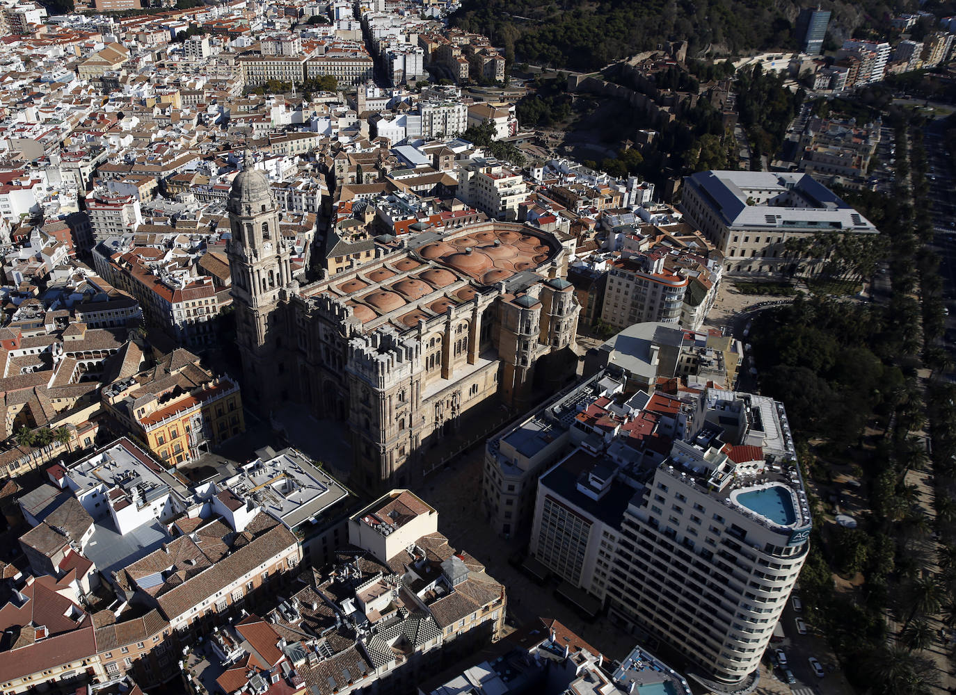 La Unidad de Medios Aéreos de la Policía Nacional creada en Málaga en el 86 cuenta con su helicóptero y un equipo de drones para perseguir la delincuencia