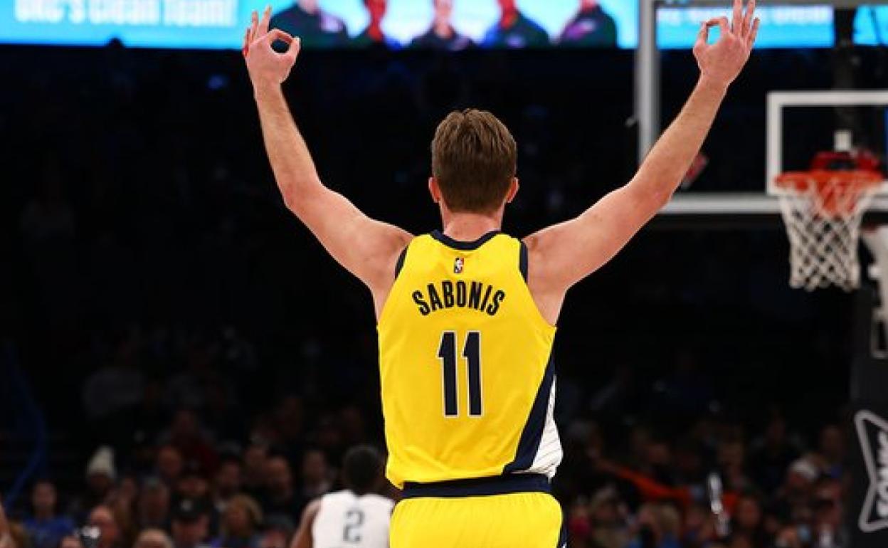 Domas Sabonis celebra un triple en el partido ante los Thunder. 