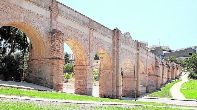 Málaga capital: El PSOE critica el «lamentable estado» del acueducto de San Telmo a su paso por Ciudad Jardín