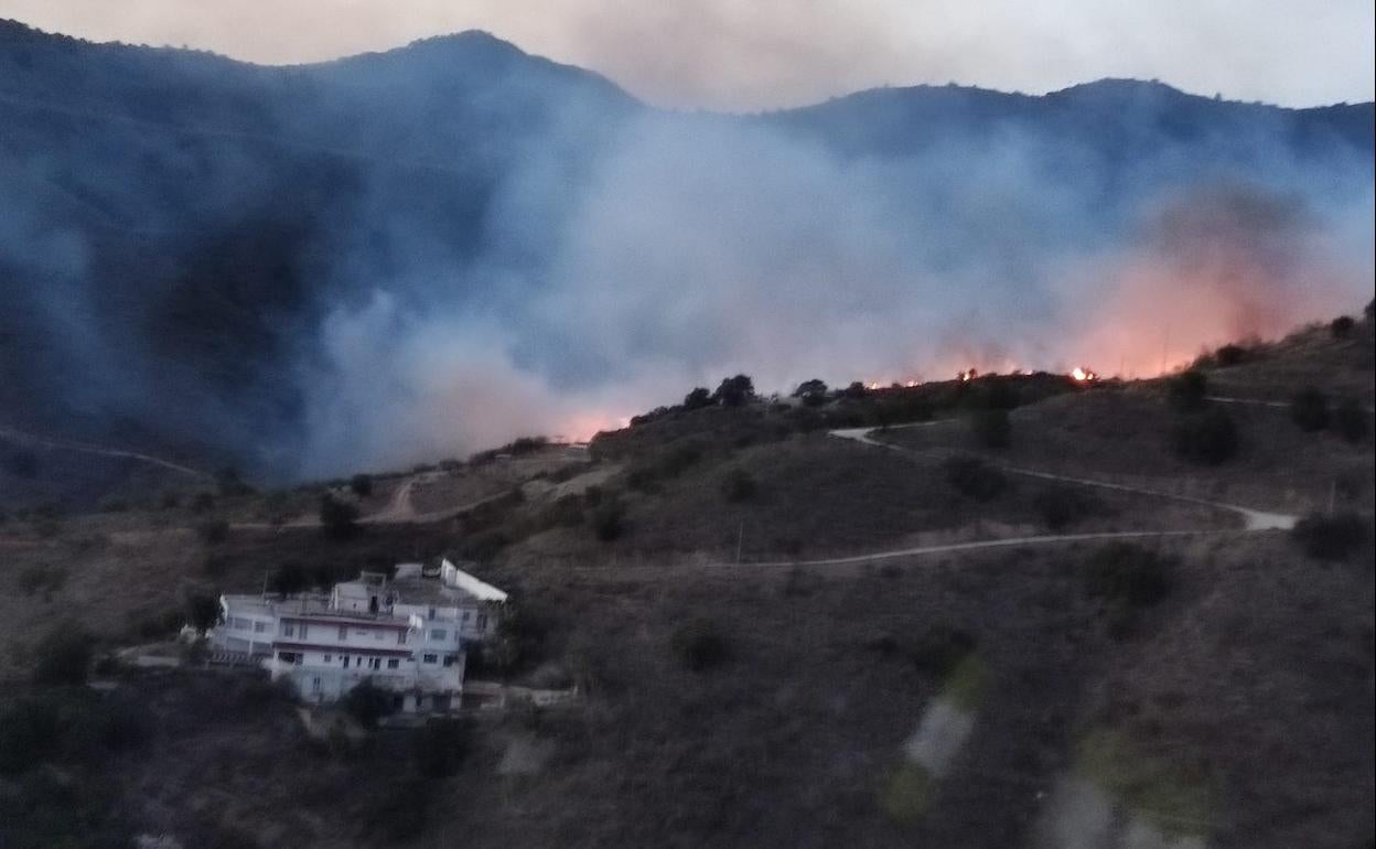 Vista del incendio declarado en la zona de Olías. 