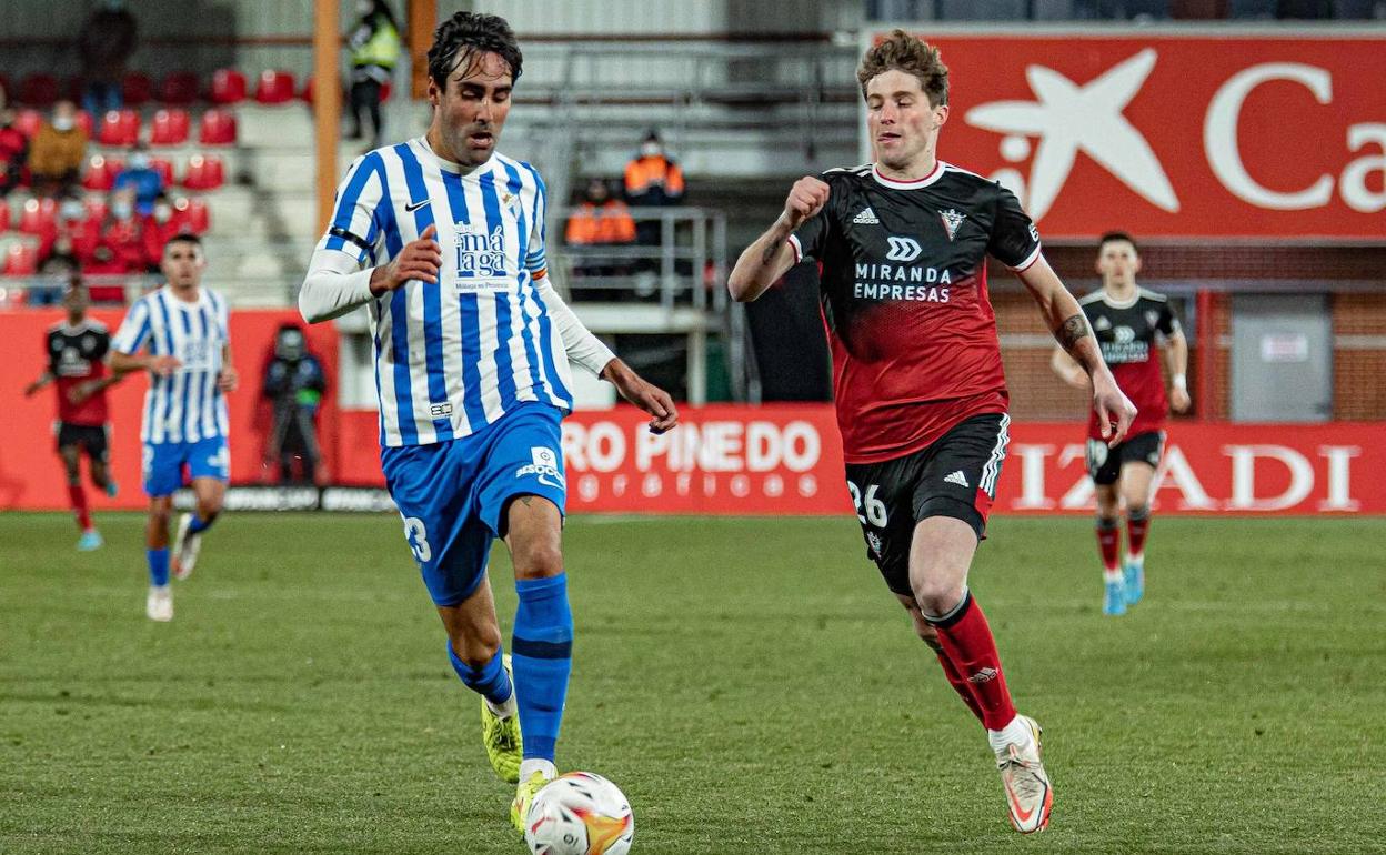 Escassi y Jorge Aguirre corren en pugna tras el balón en el duelo en Anduva de este domingo. 