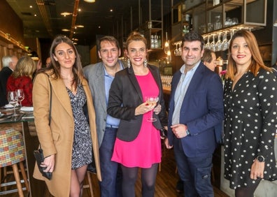 Imagen secundaria 1 - En la primera, algunos de comensales asistentes al evento solidario en Palocortado. En la siguiente, Beatriz Vaca, Luis Ballesteros, Inmaculada Carrillo, Rafael Díaz y Vanesa Calavia. En la última, María José Rico, Rosa Villena, Luis Ballesteros, Félix Martín y Ana Hidalgo.