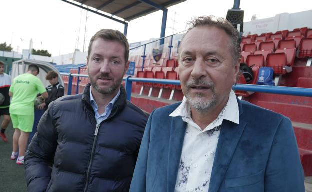 Manuel Rincón y Francisco Ocampo posan en el estadio de fútbol Juan Manuel Azuaga.