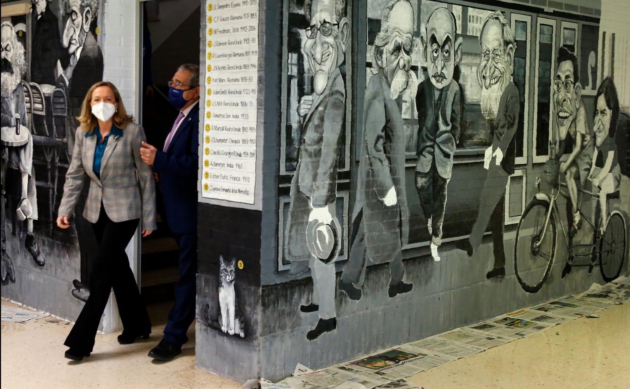 La ministra Nadia Calviño y el rector, José Ángel Narváez, en la Facultad de Económicas. 