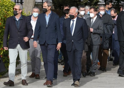 Imagen secundaria 1 - La plantilla del Unicaja en pleno acudió al funeral. Abajo, Luiso Díaz, Rafa Pozo y Gallar. A la derecha, el presidente del Unicaja, Antonio López Nieto. 