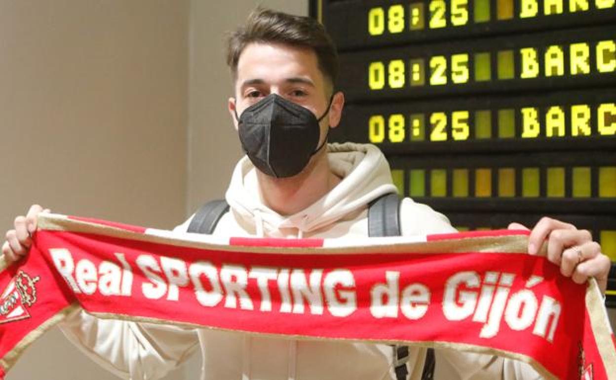 Jony, a su llegada al Aeropuerto de Asturias.