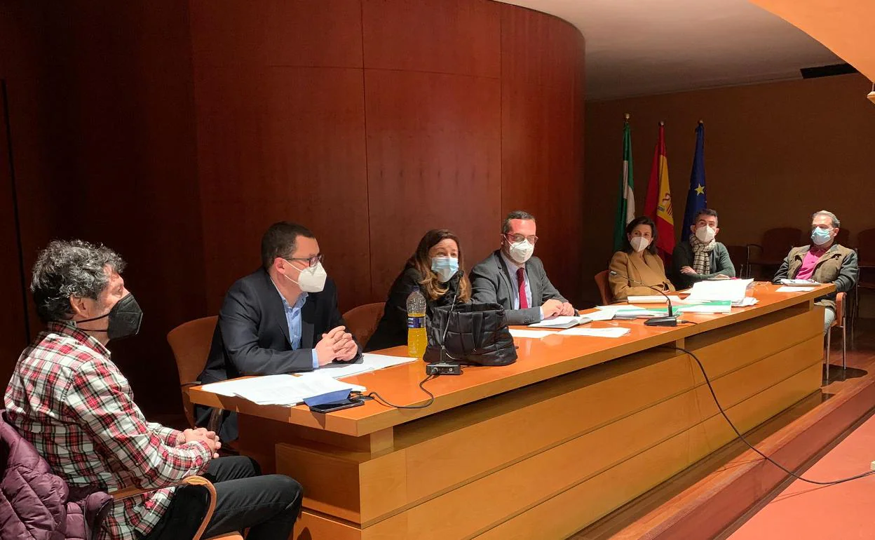 Reunión de los responsables de la Consejería de Educación con representantes sindicales. 