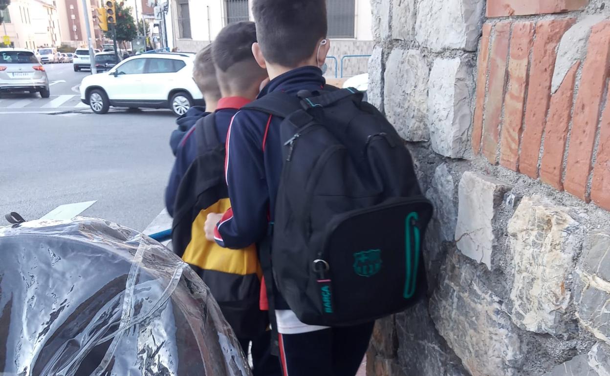 Un paso estrecho y de mal acceso para los niños de Gamarra